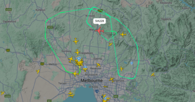 A Melbourne flight bound for Singapore is diverting back to Tullamarine airport after witnesses described seeing it flying low and dumping fuel.