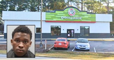 Teen threatens people at Chuck E. Cheese with gun: Cops