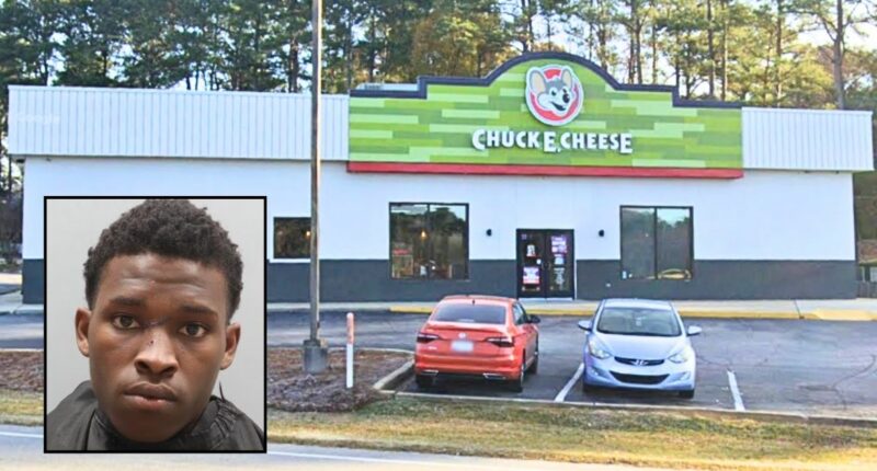 Teen threatens people at Chuck E. Cheese with gun: Cops