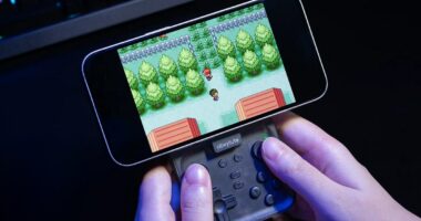 This magnetic controller brings Game Boy controls to your smartphone