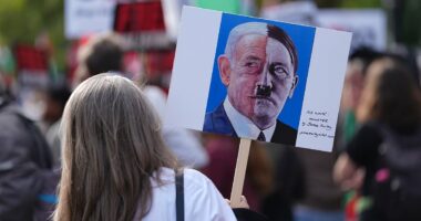 Thousands of pro-Palestinian protesters march through London