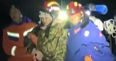 Trekkers rescued from blizzard-struck Mount Everest