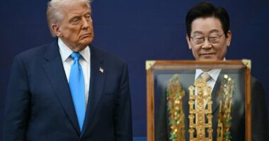 Trump gifted golden crown by South Korea's president