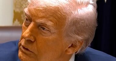 Trump warns Hamas to lay down arms