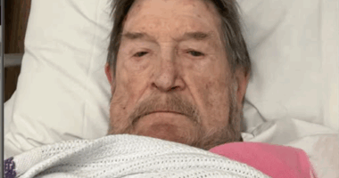 Veteran broadcaster Derryn Hinch hospitalised after fall