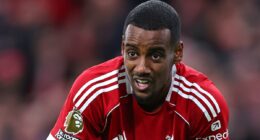Wayne Rooney pide a Arne Slot que deje fuera a Alexander Isak, un delantero que costó 125 millones de libras, y la leyenda del Manchester United subraya el problema clave que ha aquejado al sueco desde su traspaso récord a Anfield