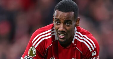Wayne Rooney pide a Arne Slot que deje fuera a Alexander Isak, un delantero que costó 125 millones de libras, y la leyenda del Manchester United subraya el problema clave que ha aquejado al sueco desde su traspaso récord a Anfield