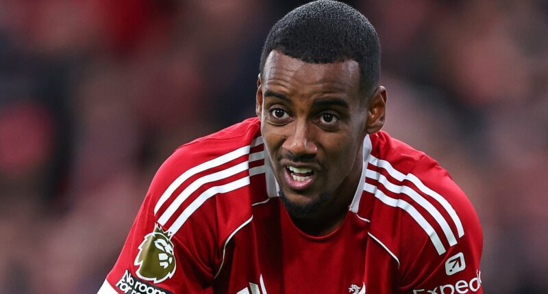 Wayne Rooney pide a Arne Slot que deje fuera a Alexander Isak, un delantero que costó 125 millones de libras, y la leyenda del Manchester United subraya el problema clave que ha aquejado al sueco desde su traspaso récord a Anfield