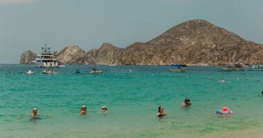 ‘Narco-banners’ reportedly threaten Americans in vacation hot spot where cartels rule like mafia: expert