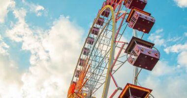 2 girls hospitalized after falling from Ferris Wheel ride