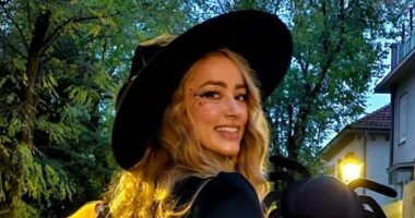 Amber Heard seen with twins for the first time   trick-or-treating