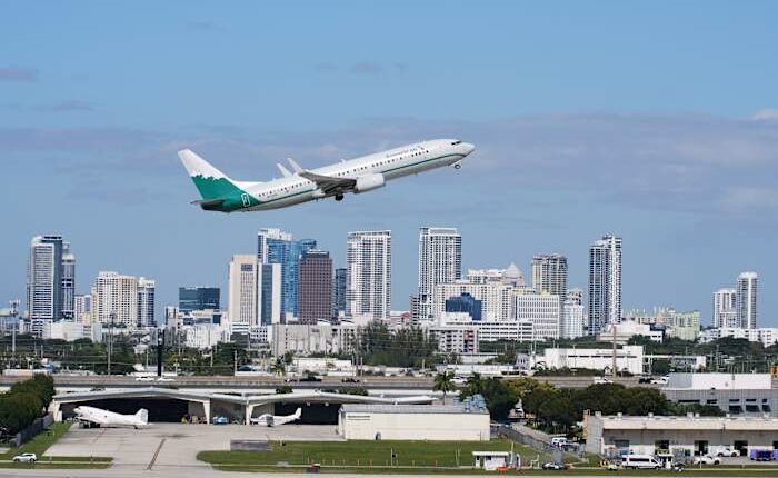 Bipartisan bill aims to pay air traffic controllers during future shutdowns