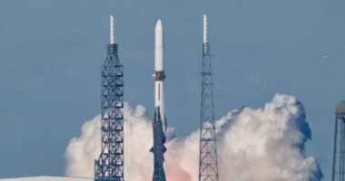 Blue Origin's New Glenn launches twin Mars probes