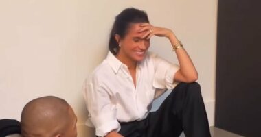 Blushing Meghan's coy look at '10 out of 10'  comment at photo shoot