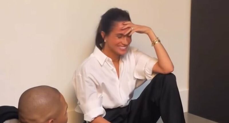 Blushing Meghan's coy look at '10 out of 10'  comment at photo shoot