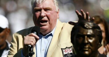 Celebrity Net Worth logo