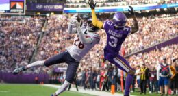 Chicago Bears CB Nahshon Wright honors 'Last Chance U' Laney College coach John Beam with interception: 'He was behind me today'