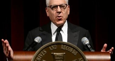 Celebrity Net Worth logo