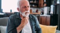 Ease sore throat with doctor's 15-second method without visiting pharmacy