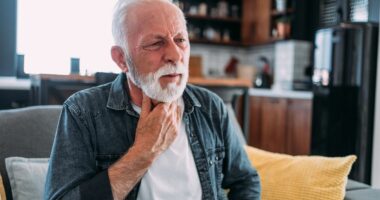 Ease sore throat with doctor's 15-second method without visiting pharmacy