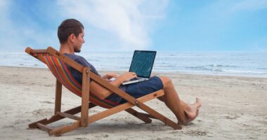 Expert reveals 7 millennial travel habits that baffle older travellers