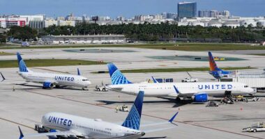 FAA gives $10K bonuses only to controllers and technicians with perfect attendance during shutdown