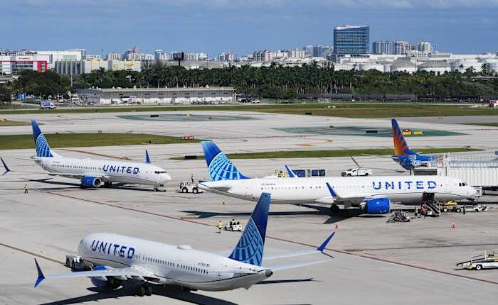 FAA gives $10K bonuses only to controllers and technicians with perfect attendance during shutdown