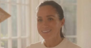 Fans accuse Meghan of making 'mulled water' in hot toddy recipe