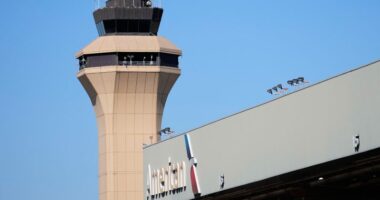 Flight delays persist as government shutdown leads to air traffic controller shortages