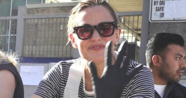 Jennifer Garner ditches Ben Affleck to feed homeless on Thanksgiving