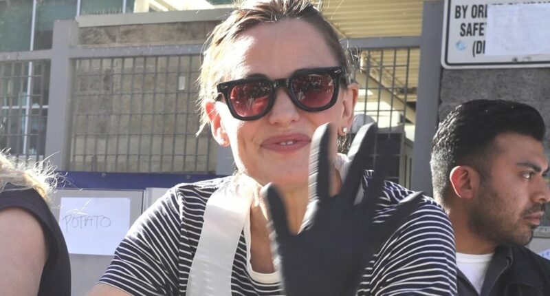 Jennifer Garner ditches Ben Affleck to feed homeless on Thanksgiving