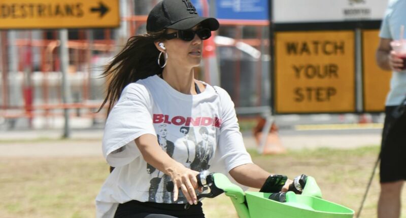 Jessica Alba blends in as she explores the Gold Coast on a bike