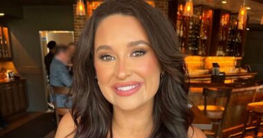 Mom who vaped because she thought it was cool rushed to hospital after she suddenly couldn't read or speak