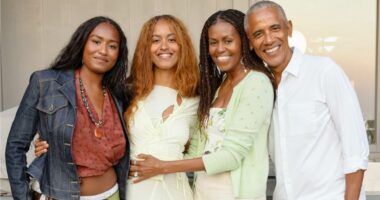 Obamas celebrate Thanksgiving with rare family photo