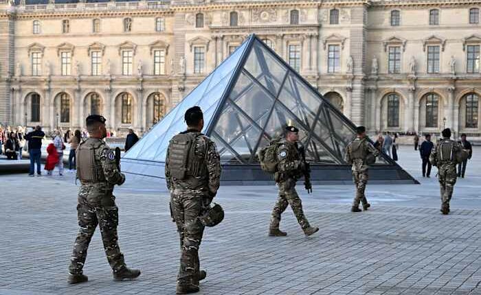 Paris prosecutor: 2 Louvre heist suspects had prior theft conviction together