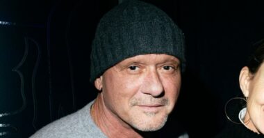 Rarely-seen country icon steps out to support his nepo baby daughter