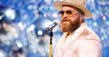 Celebrity Net Worth logo