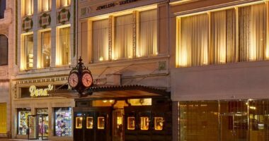 'Tiffany's of the South' closing as expert blames Trump's tariffs