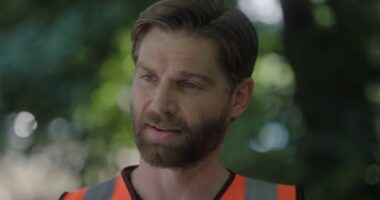 Why Sarah's Boyfriend Seth Looks So Familiar