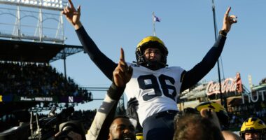 Wrigley Field college football game: Zvada's 31-yard field goal as time expires lifts No. 18 Michigan over Northwestern 24-22