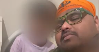 Accused murderer chants, bows during brief hearing