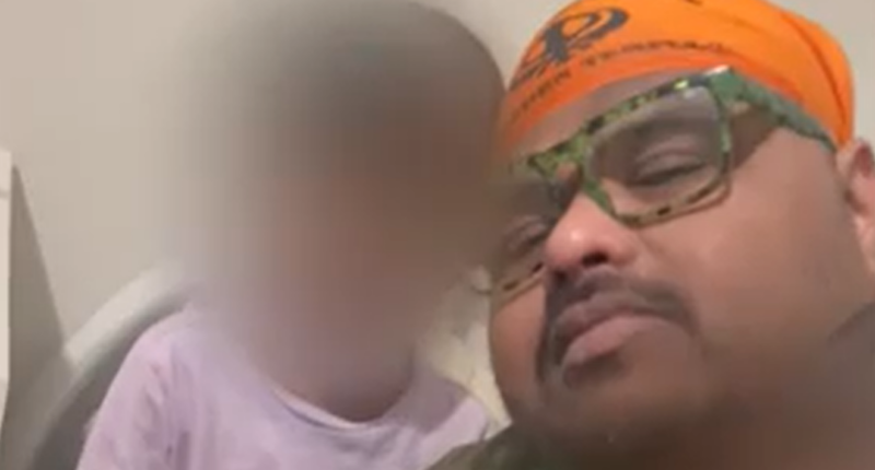 Accused murderer chants, bows during brief hearing