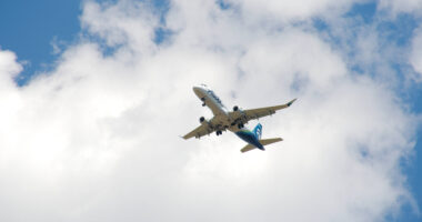 Alaska Airlines Passenger Tries to Open Plane Doors MID-FLIGHT