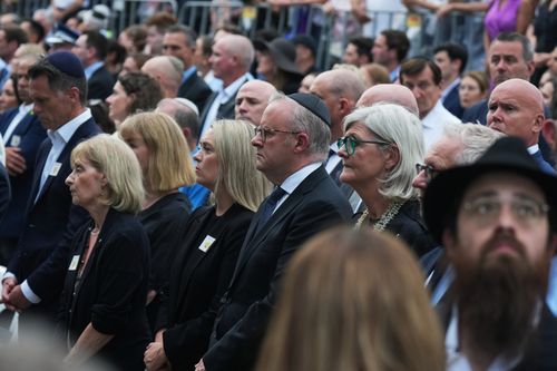 Albanese booed, Minns praised at Bondi Beach vigil