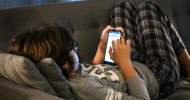 All parents of children under 12 issued smartphone health guideline