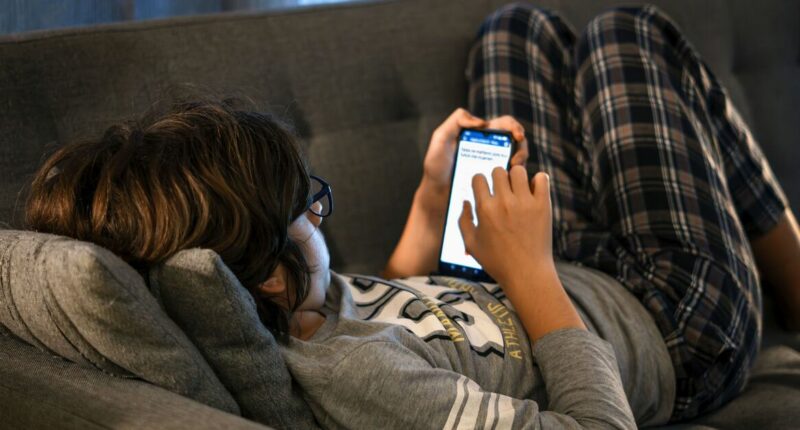 All parents of children under 12 issued smartphone health guideline