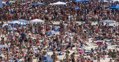 Christmas Day tensions rise as revellers urged to avoid Aussie beach