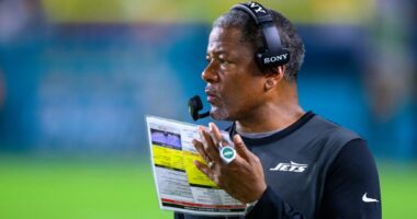 Jets coach Aaron Glenn won’t strip DC Steve Wilks of play-calling duties, continues to back him after embarrassing loss Jaguars
