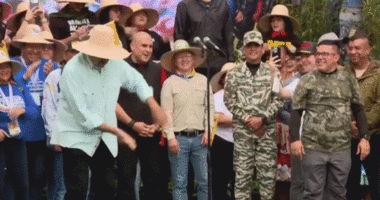 Maduro sings, dances and threatens to 'smash the teeth' of the 'North American empire'