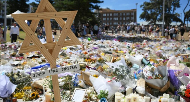 Man banned from Bondi after Jewish 'threat' mid-flight